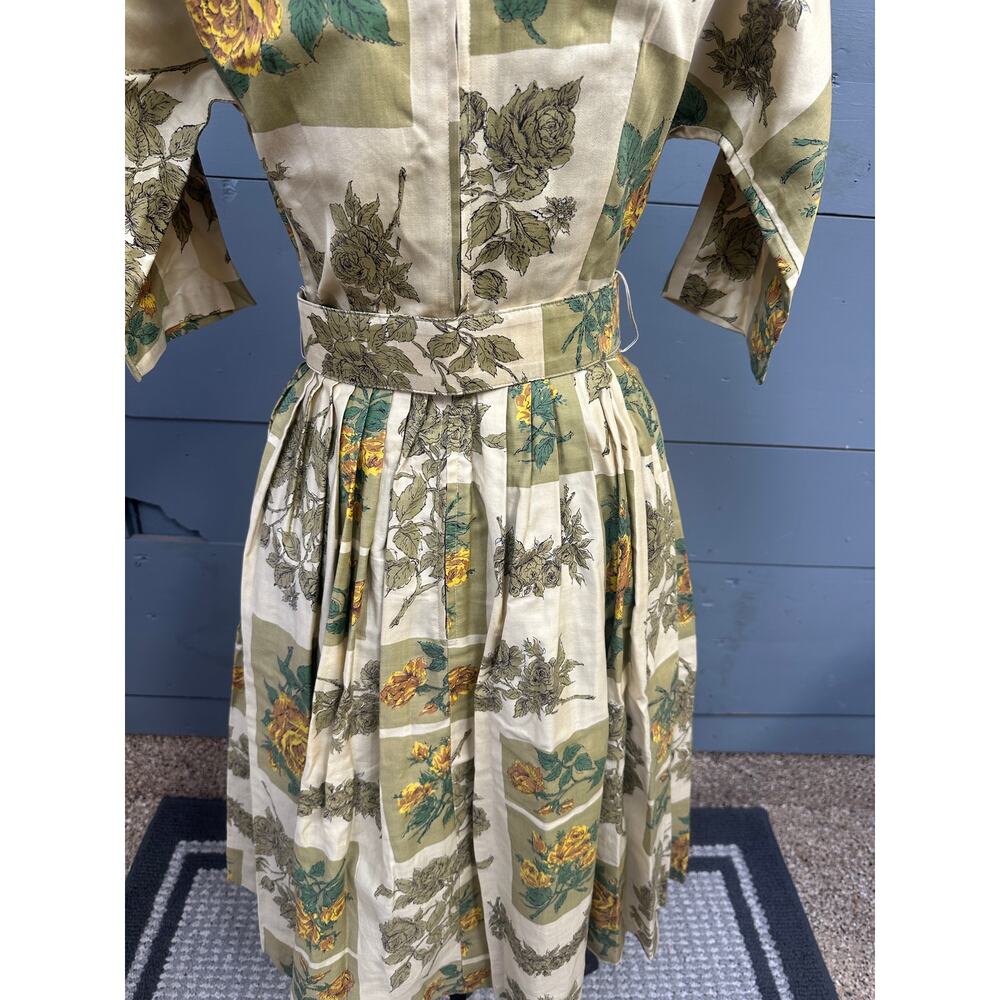 1950's Vintage Pleated Floral Dress with Belt - Picture 6 of 7